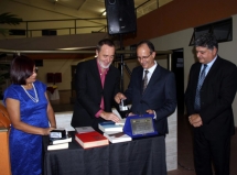 UEG recebe doação de biblioteca de embaixador no câmpus Pirenópolis